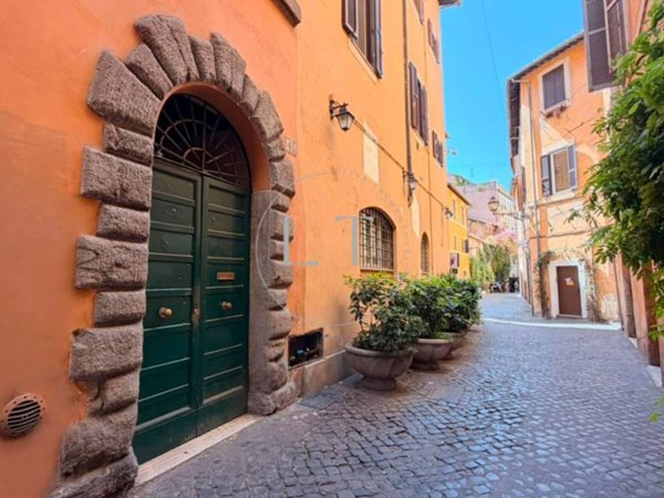 appartamento in vendita a Roma in zona Rione Regola