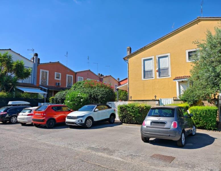 casa indipendente in vendita a Roma in zona Casal Palocco