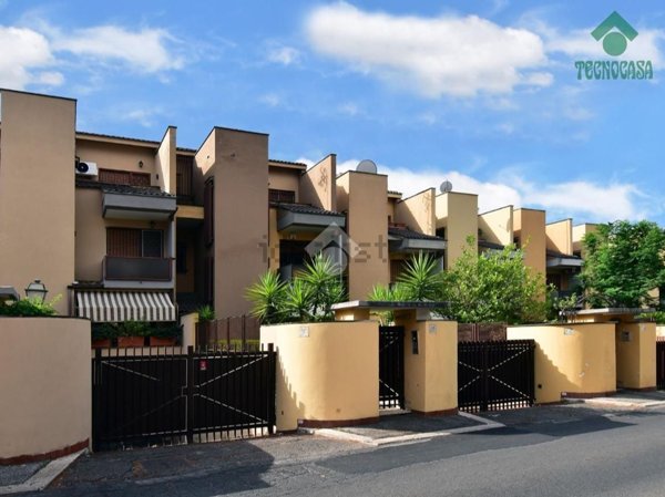 casa indipendente in vendita a Roma in zona Appio Pignatelli