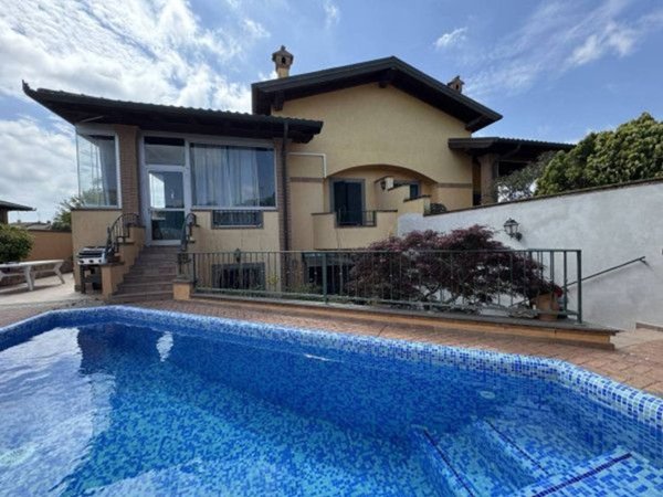 casa indipendente in vendita a Roma in zona Infernetto