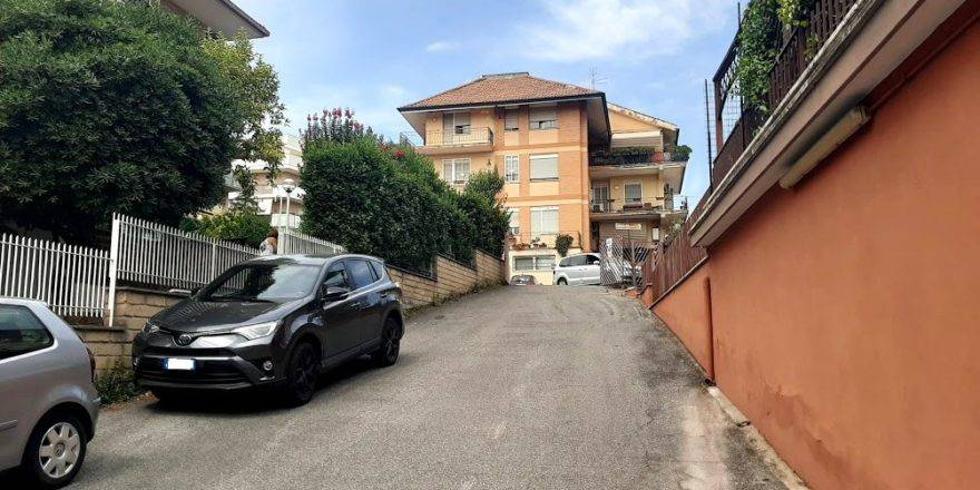 negozio in vendita a Roma in zona Appio Pignatelli