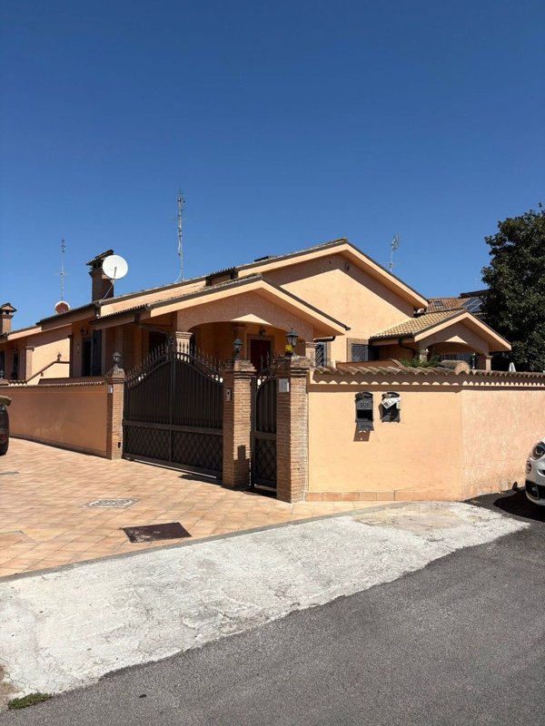 casa indipendente in vendita a Roma in zona Infernetto