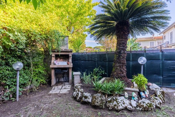 casa indipendente in vendita a Roma in zona Casal Palocco