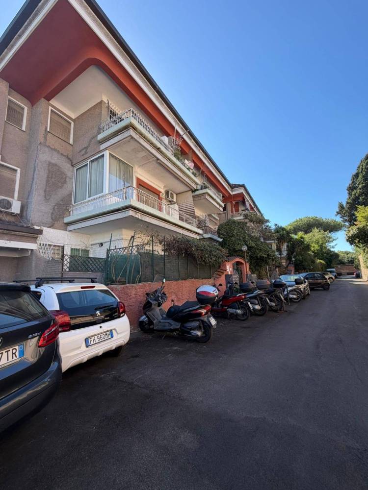 appartamento in vendita a Roma in zona Tomba di Nerone