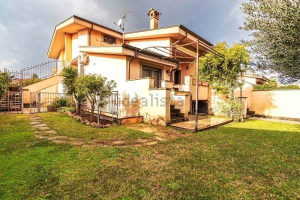 casa indipendente in vendita a Roma in zona Infernetto