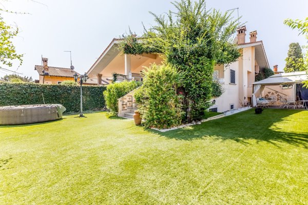 casa indipendente in vendita a Roma in zona Infernetto