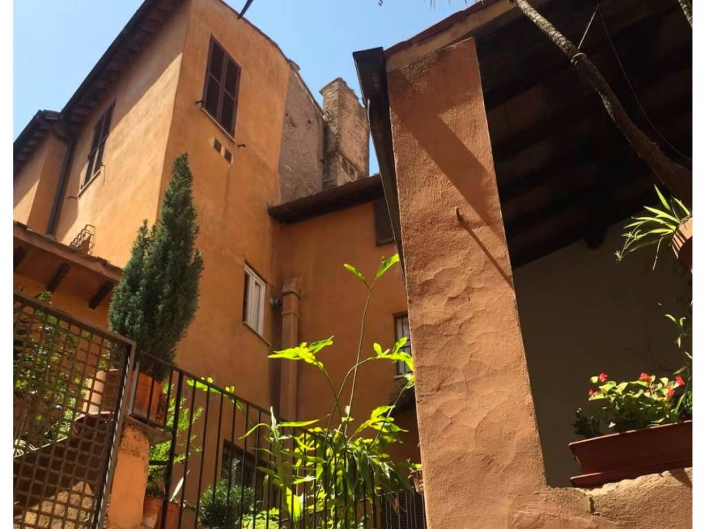appartamento in vendita a Roma in zona Rione Regola
