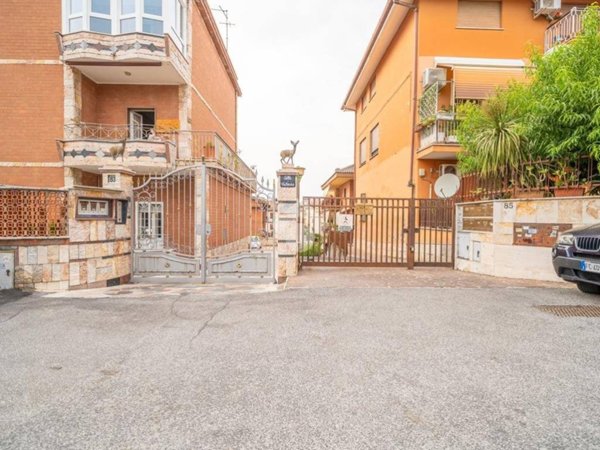appartamento in vendita a Roma in zona Tomba di Nerone