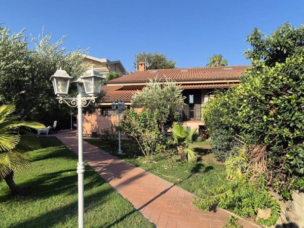 casa indipendente in vendita a Roma in zona Infernetto