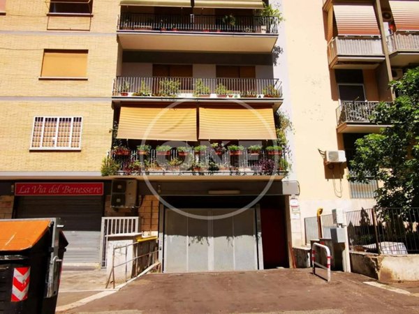 negozio in vendita a Roma in zona Don Bosco