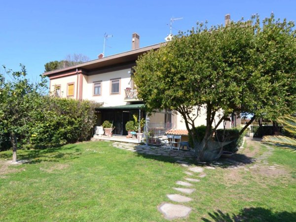 casa indipendente in vendita a Roma in zona Casal Palocco