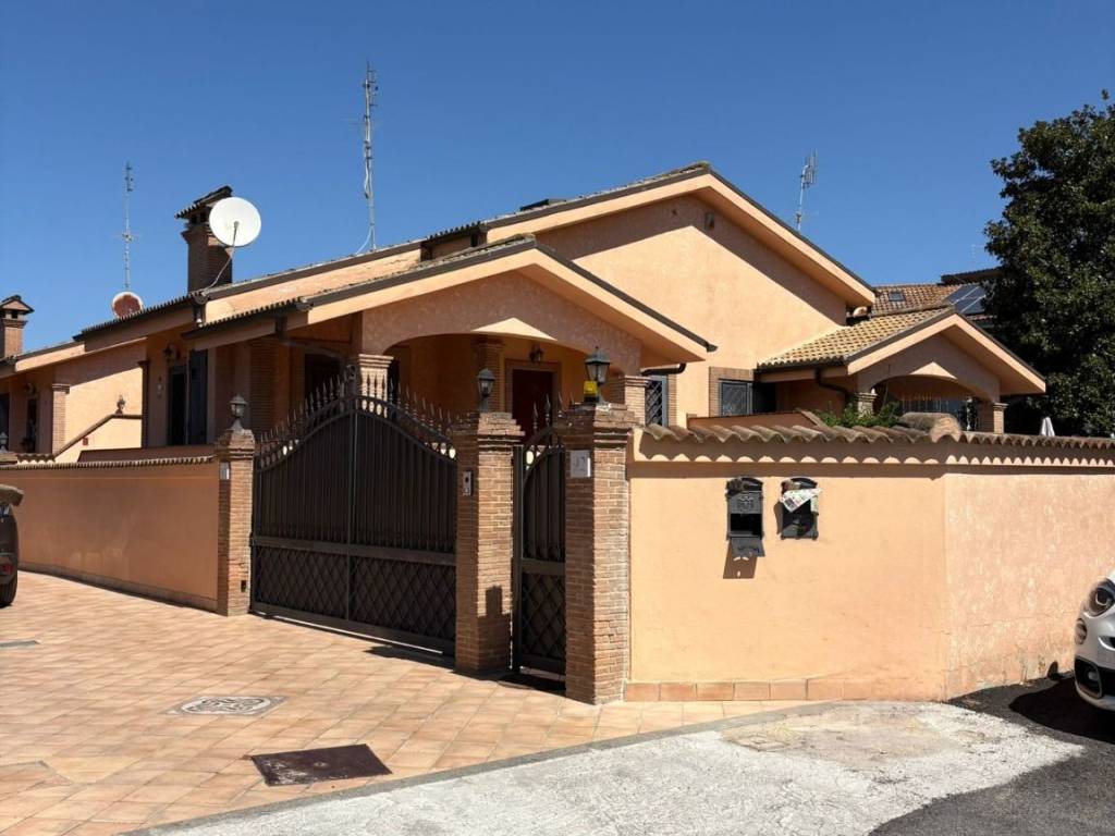 casa indipendente in vendita a Roma in zona Infernetto