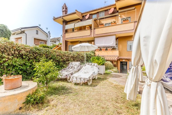 appartamento in vendita a Roma in zona Axa