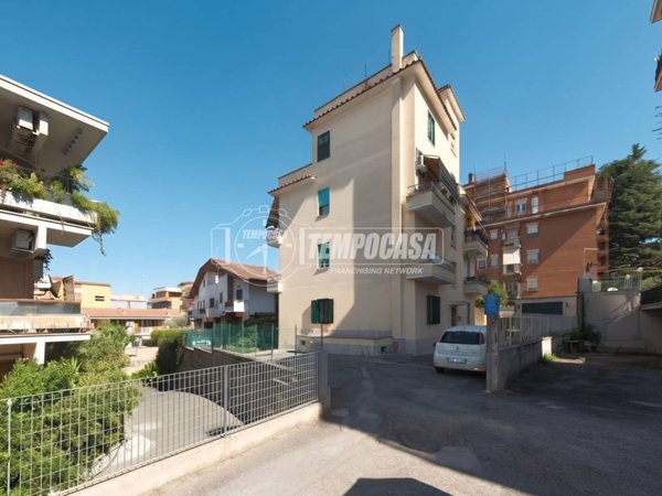 appartamento in vendita a Roma in zona Tomba di Nerone