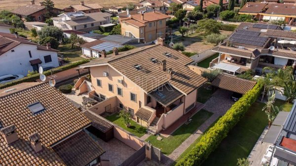 casa indipendente in vendita a Roma in zona Infernetto