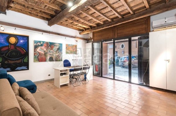 locale commerciale in vendita a Roma in zona Rione Regola