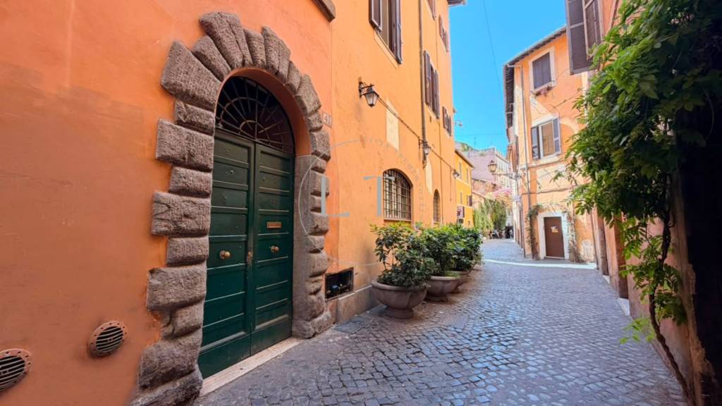 appartamento in vendita a Roma in zona Rione Regola
