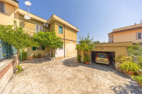 appartamento in vendita a Roma in zona Lunghezza