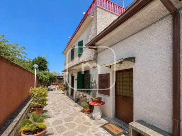 casa indipendente in vendita a Roma
