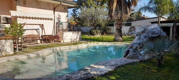 casa indipendente in vendita a Roma in zona Infernetto