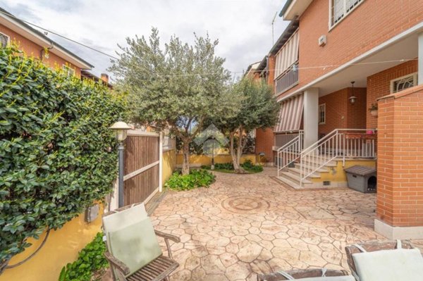 casa indipendente in vendita a Roma