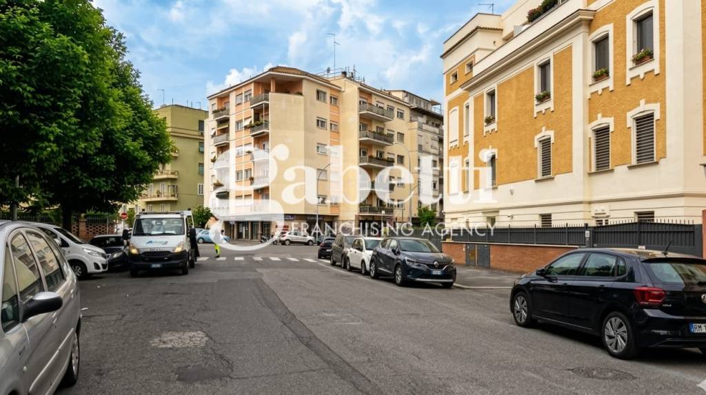 appartamento in vendita a Roma in zona Appio Latino