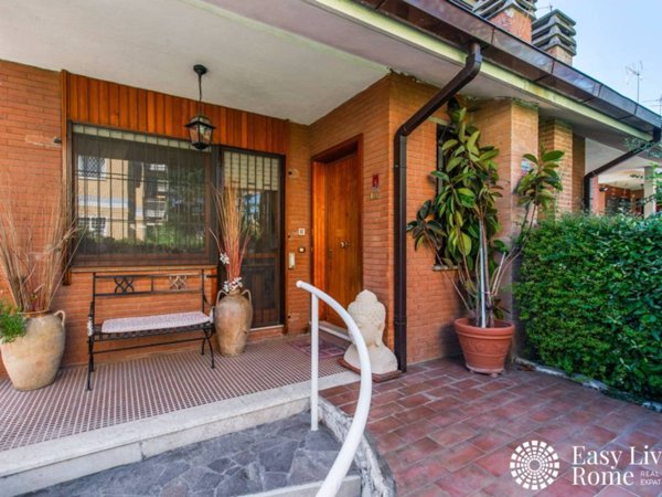 casa indipendente in vendita a Roma in zona Tomba di Nerone