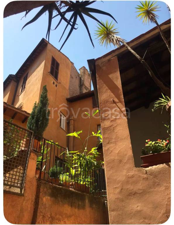 appartamento in vendita a Roma in zona Rione Regola