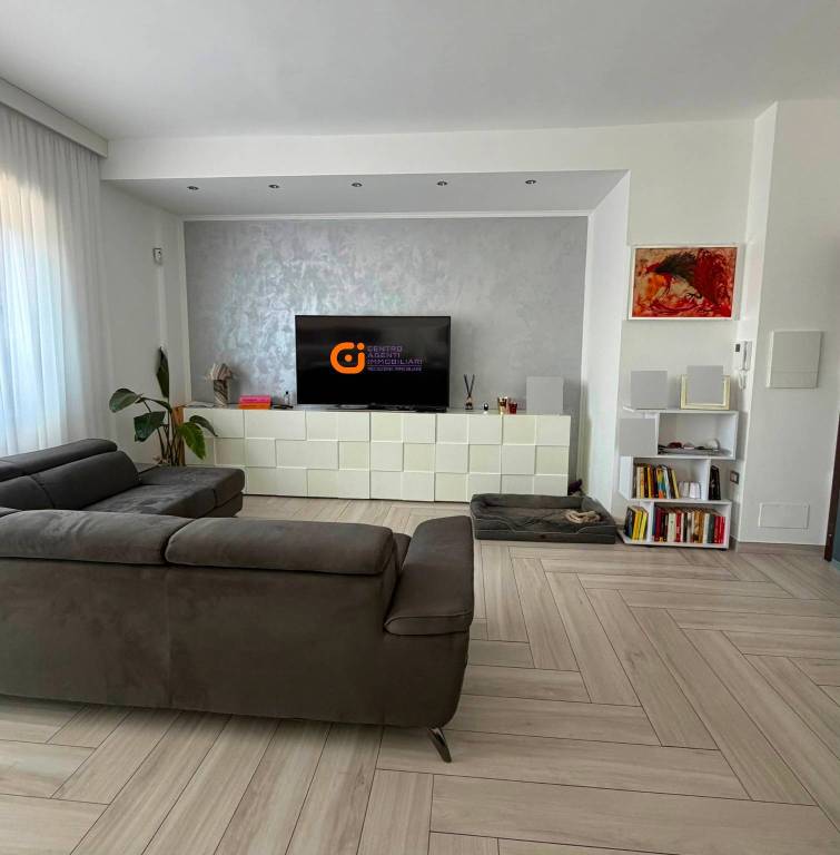 appartamento in vendita a Roma in zona Axa