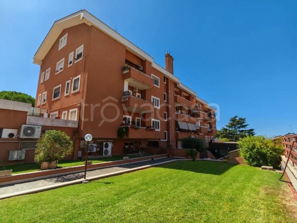 appartamento in vendita a Roma in zona Axa