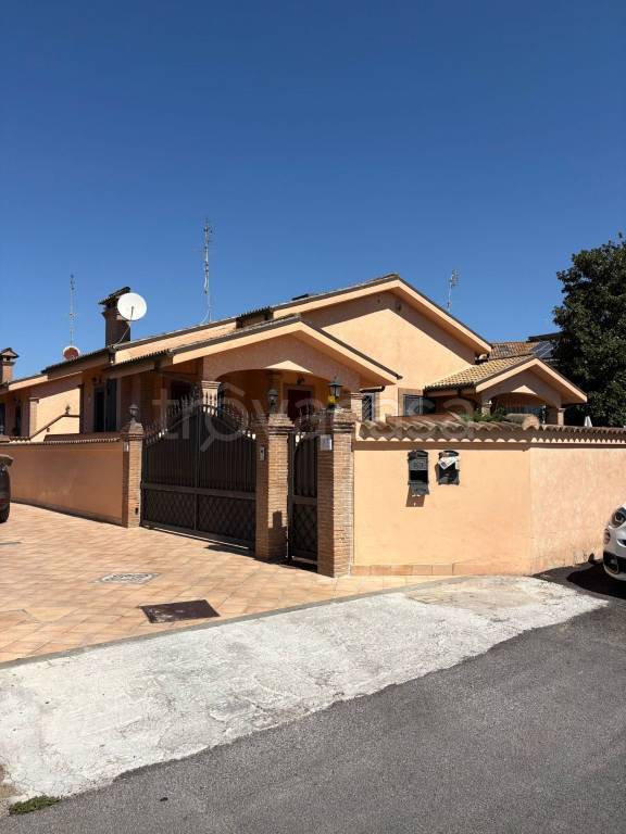 casa indipendente in vendita a Roma in zona Infernetto