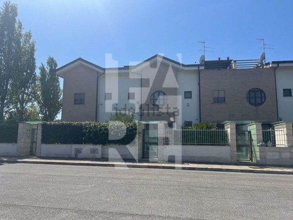 casa indipendente in vendita a Roma in zona Appio Claudio