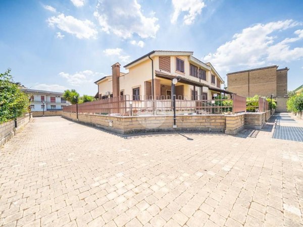 casa indipendente in vendita a Roma in zona Lunghezza