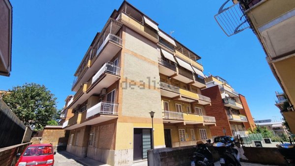 appartamento in vendita a Roma in zona Tomba di Nerone