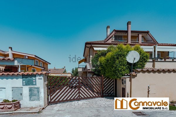 casa indipendente in vendita a Roma in zona Casal Palocco