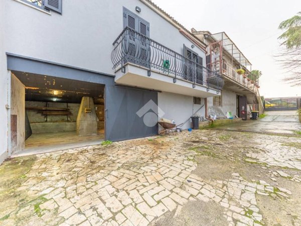 appartamento in vendita a Roma in zona Lago Regillo
