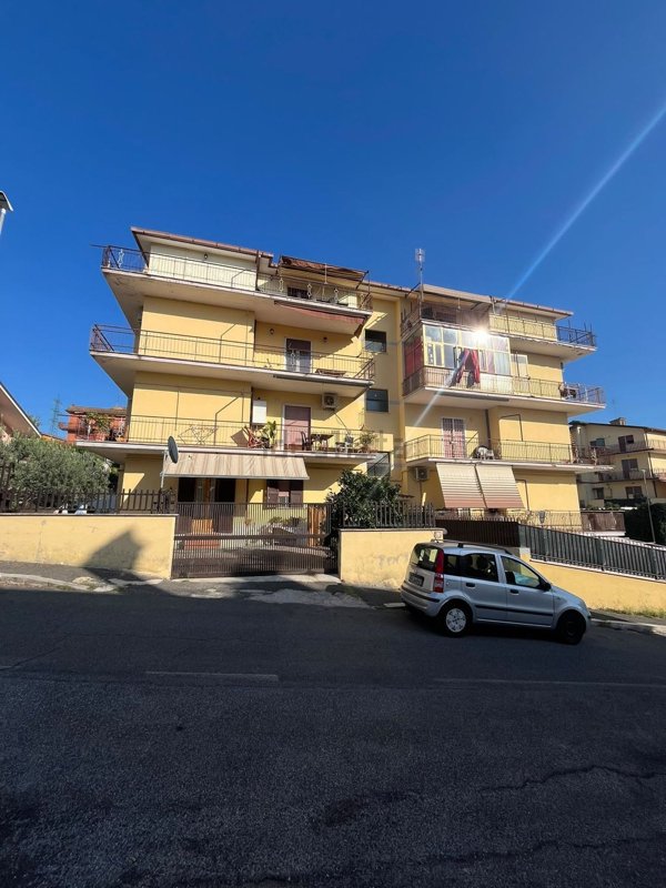 appartamento in vendita a Roma in zona Valle Muricana