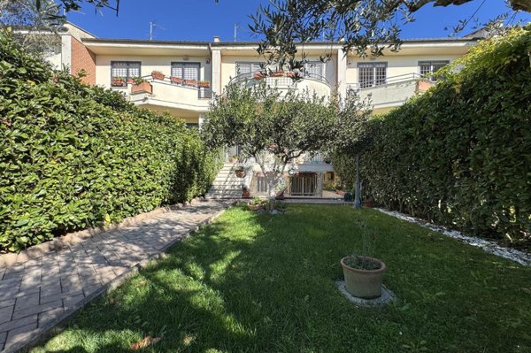 casa indipendente in vendita a Roma in zona Mezzocammino