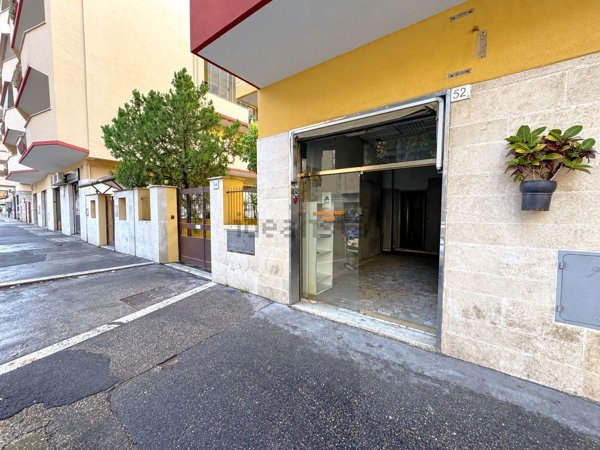 locale commerciale in vendita a Roma in zona Appio Claudio