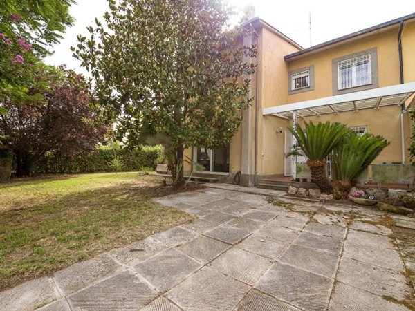 casa indipendente in vendita a Roma in zona Casal Palocco