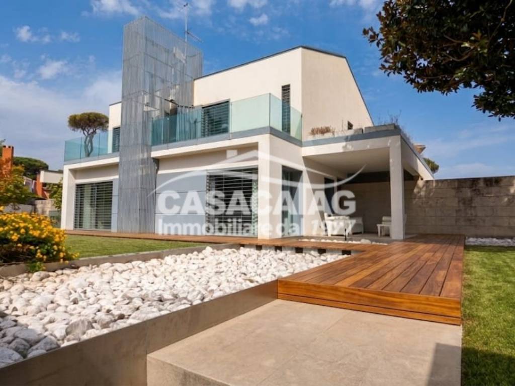 casa indipendente in vendita a Roma in zona Casal Palocco