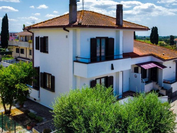 casa indipendente in vendita a Roma in zona Valle Santa
