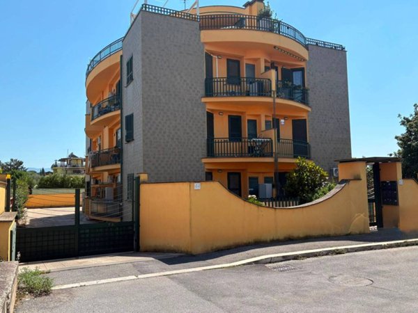appartamento in vendita a Roma in zona Castelverde