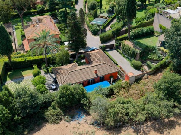 casa indipendente in vendita a Roma in zona Appio Pignatelli