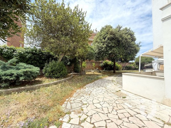 appartamento in vendita a Roma in zona Lido di Castel Fusano