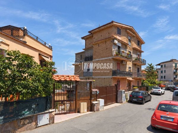 appartamento in vendita a Roma in zona Tomba di Nerone