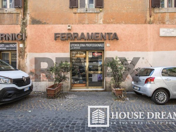 negozio in vendita a Roma in zona Testaccio