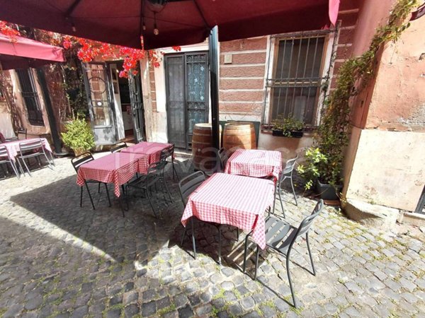 negozio in vendita a Roma in zona Ostia Antica