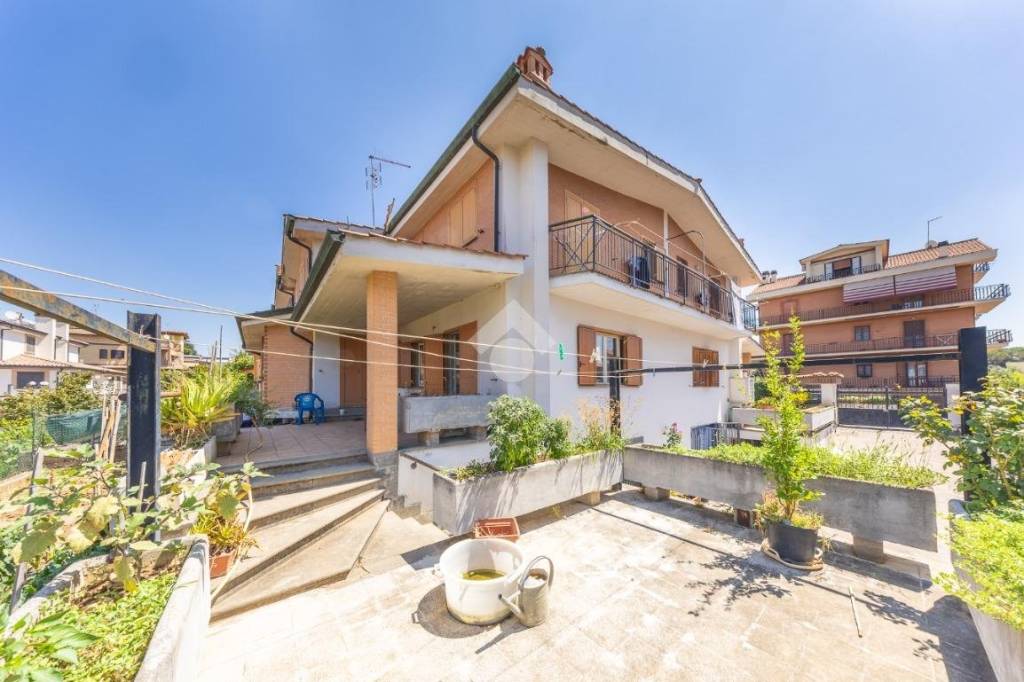 casa indipendente in vendita a Roma in zona Case Rosse
