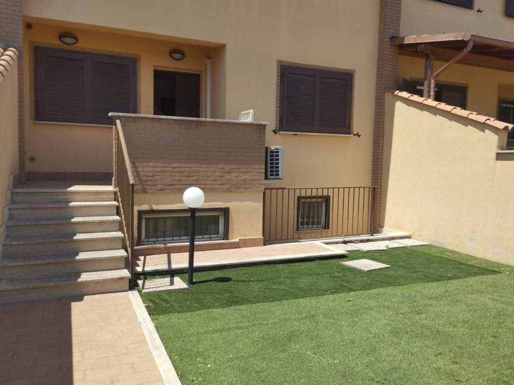 casa indipendente in vendita a Roma in zona Acilia
